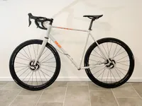 The Streal leaning on a wall. It is yet missing the crankset, derailleurs and brakes.