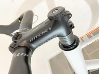 The top cap attached to the steerer