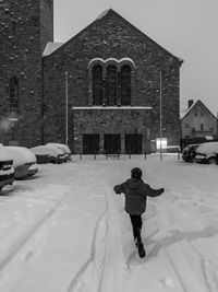 Emil running in front of the Meinolf church