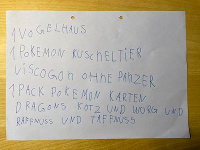 The list says in german: 1 Vogelhaus, 1 Pokemon Kuscheltier Viscogon ohne Panzer, 1 Pack Pokemon Karten, Dragons Kotz und Würg und Raffnuss und Taffnuss