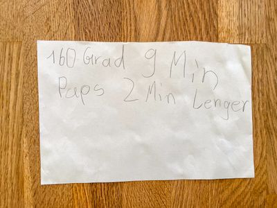 A piece of paper, written by Emil: 160 Grad 9 Min  Paps 2 Min Lenger