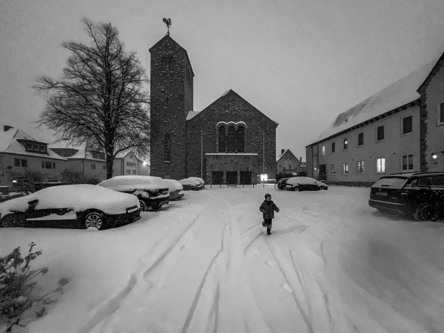 Emil running in front of the Meinolf church