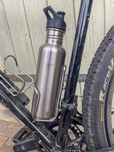 A Klean Kanteen bottle inside of the King Flat Top Cage, mounted to a black Fairlight Secan frame.