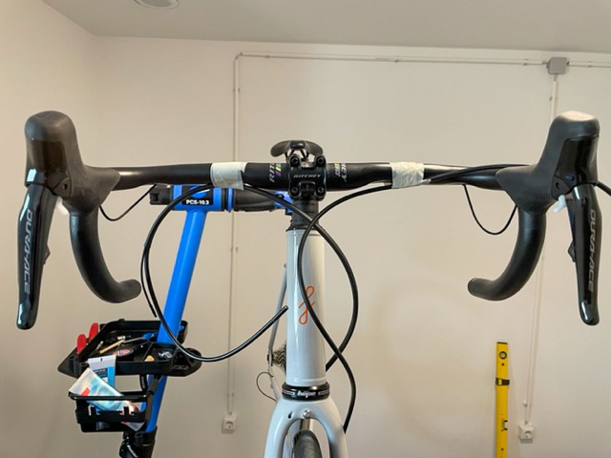 The handlebars with two loose brake hoses only fixated with Tesa Crepe